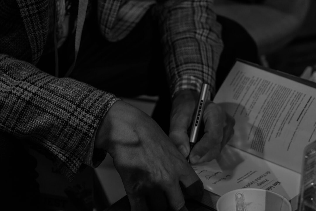 singer signing autographs